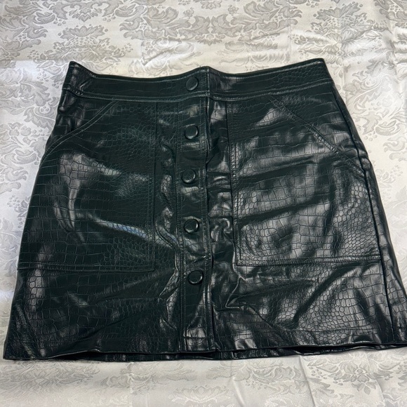 House of Harlow 1960 Dresses & Skirts - House of Harlow 1960 Dark Green Faux Leather Mini Skirt size 6